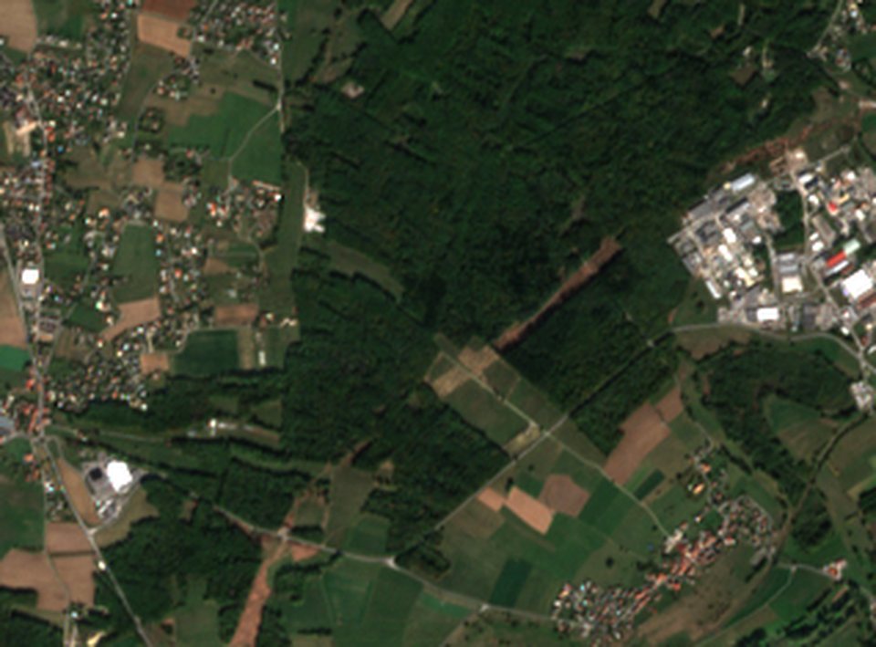 Après : Image satellite Sentinel-2 du 5 octobre 2026 : une saignée rectiligne coupe la forêt à l’ouest de la zone d’activités de Bons-en-Chablais, sur le tracé de l’A412