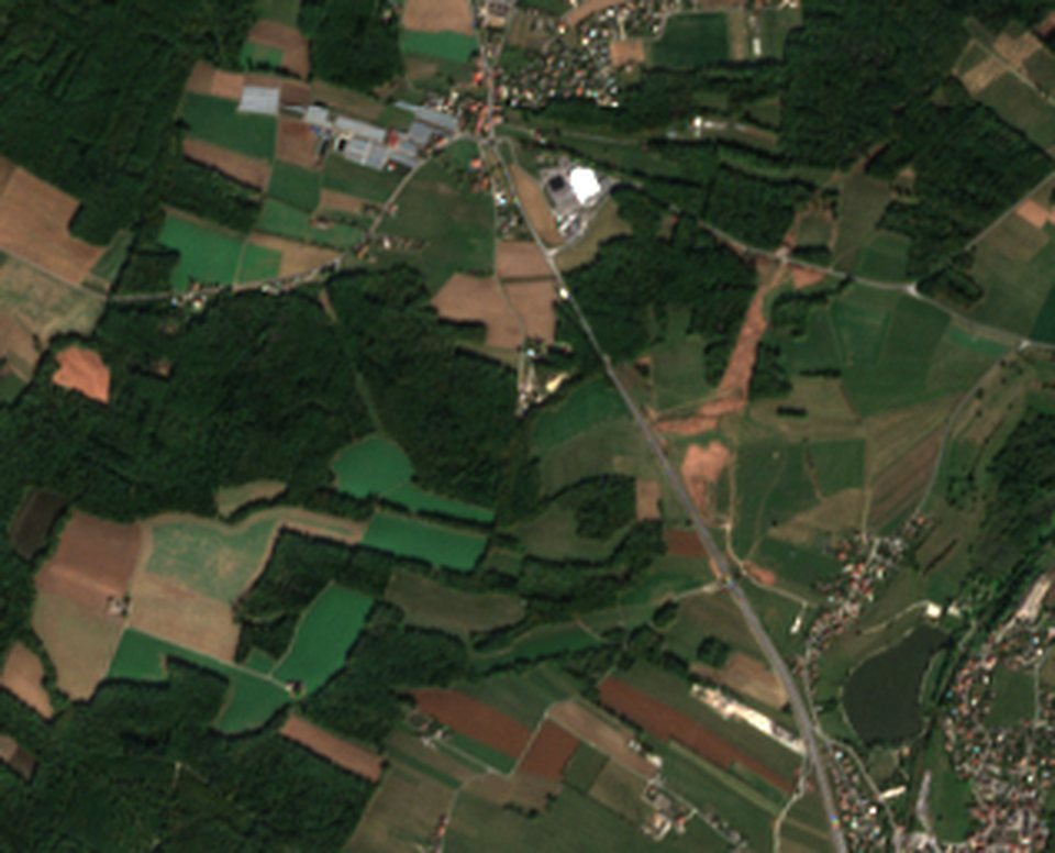Après : Image satellite Sentinel-2 du 5 octobre 2026 : une bande de terre nue traverse le bois entre Loisin et Machilly, sur le tracé de l’A412